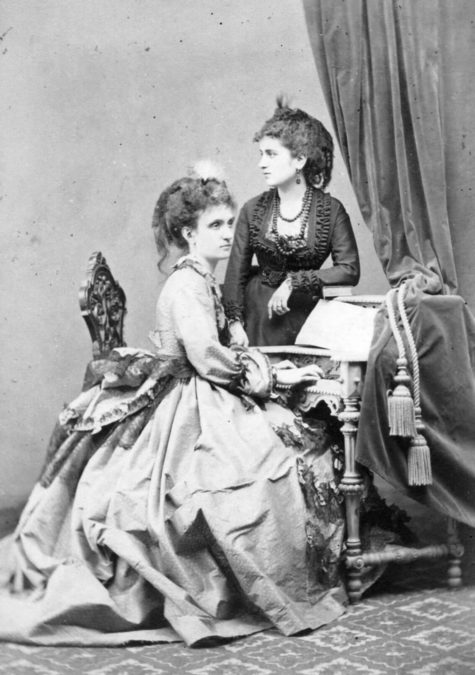 Beatrice al piano in compagna dell’amica Duchessa Natalia Hardouin di Gallese