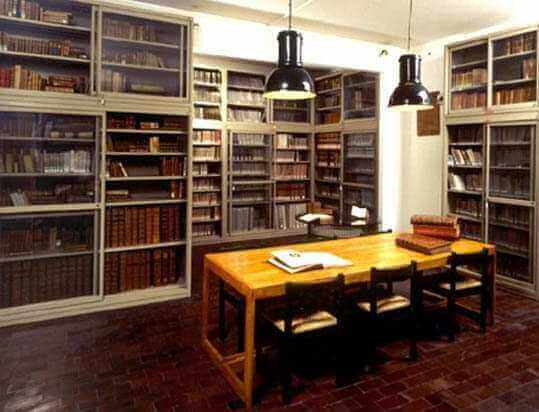 La Biblioteca della Fondazione Basso ha sede in Via della Dogana Vecchia 5 a Roma