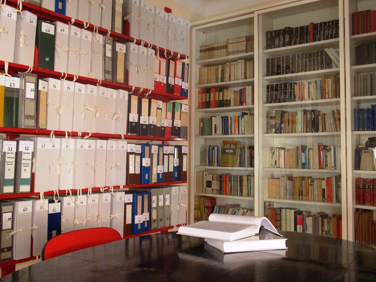 La Biblioteca della Fondazione Pietro Nenni ha sede in Via Alberto Caroncini 19 a Roma