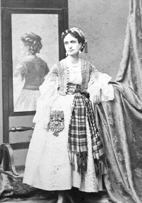 La Marchesa Beatrice Sacchetti (1837-1902) in costume da Popolana Romana.(Foto Collezione di A. Cotticelli)