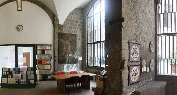 La Biblioteca del Centro di Ricerche per la Storia dell’Alto Lazio vanta un patrimonio librario di oltre 20.000 volumi dedicati alla Storia dell’Alto Lazio