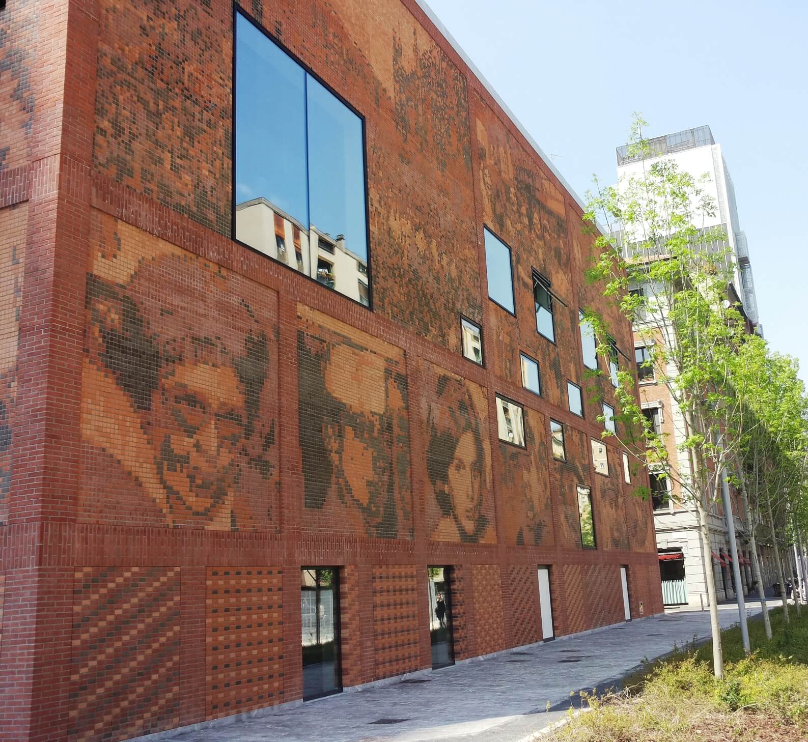 La Biblioteca dell’Istituto Nazionale Ferruccio Parri ha sede nella Casa della Memoria in Via Federico Confalonieri 14 a Milano