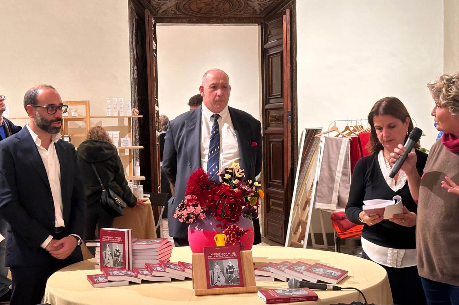 Alla Presentazione sono intervenuti l’autore Andrea Cotticelli, il Principe Giovanni di Carpegna Falconieri Gabrielli, l’attrice Carolina Zaccarini e la Marchesa Flaminia Patrizi Naro Montoro