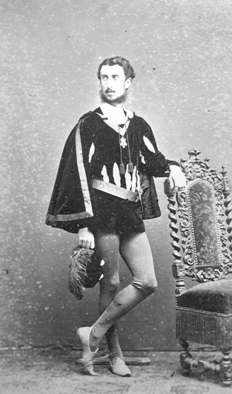 Tra i protagonisti del libro il Principe Paolo Borghese (1845-1920) in costume da Paggio (Collezione A. Cotticelli)