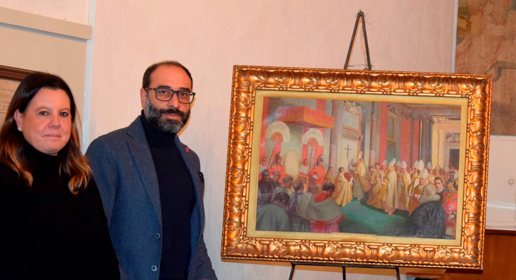 Il giornalista e scrittore Andrea Cotticelli e la Presidente della STAS Alessandra Sileoni con l’opera donata di Francesco Blasetti datata 1925