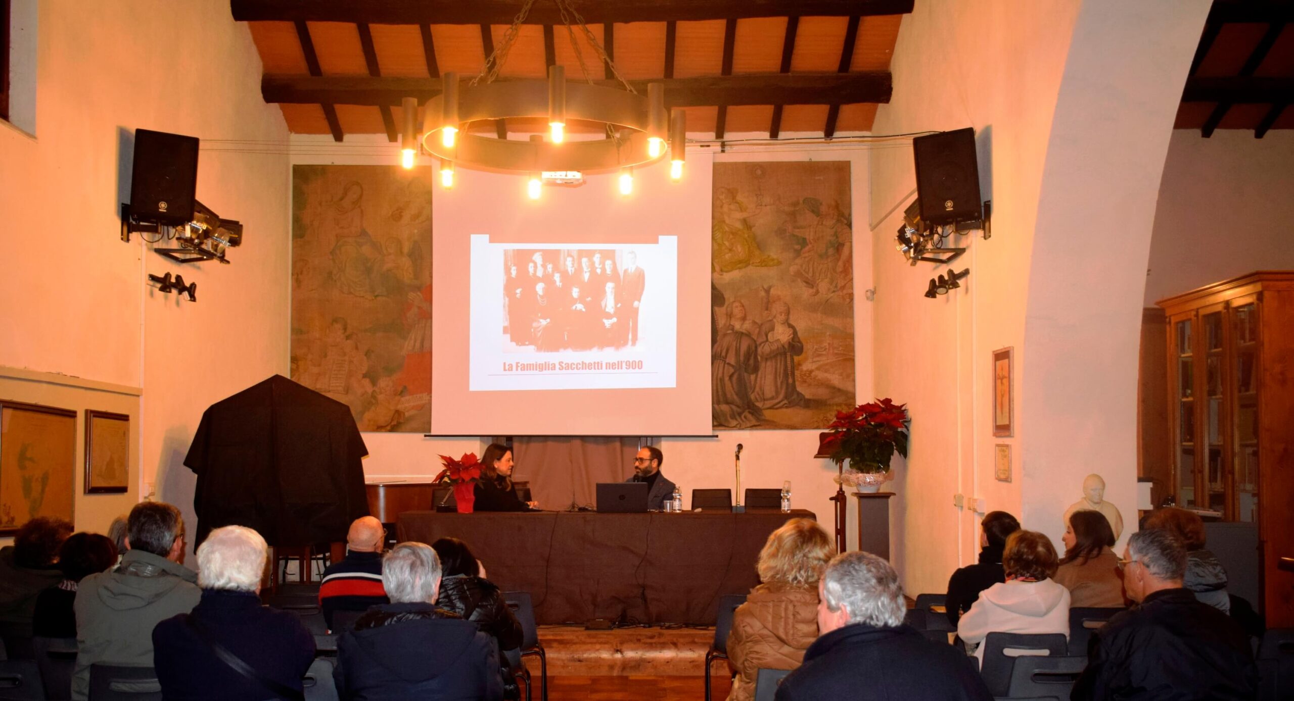 L’opera donata di Francesco Blasetti è stata svelata al pubblico da Andrea Cotticelli nella Sala Sacchetti del Palazzo dei Priori di Tarquinia sede della STAS al termine della Conferenza
