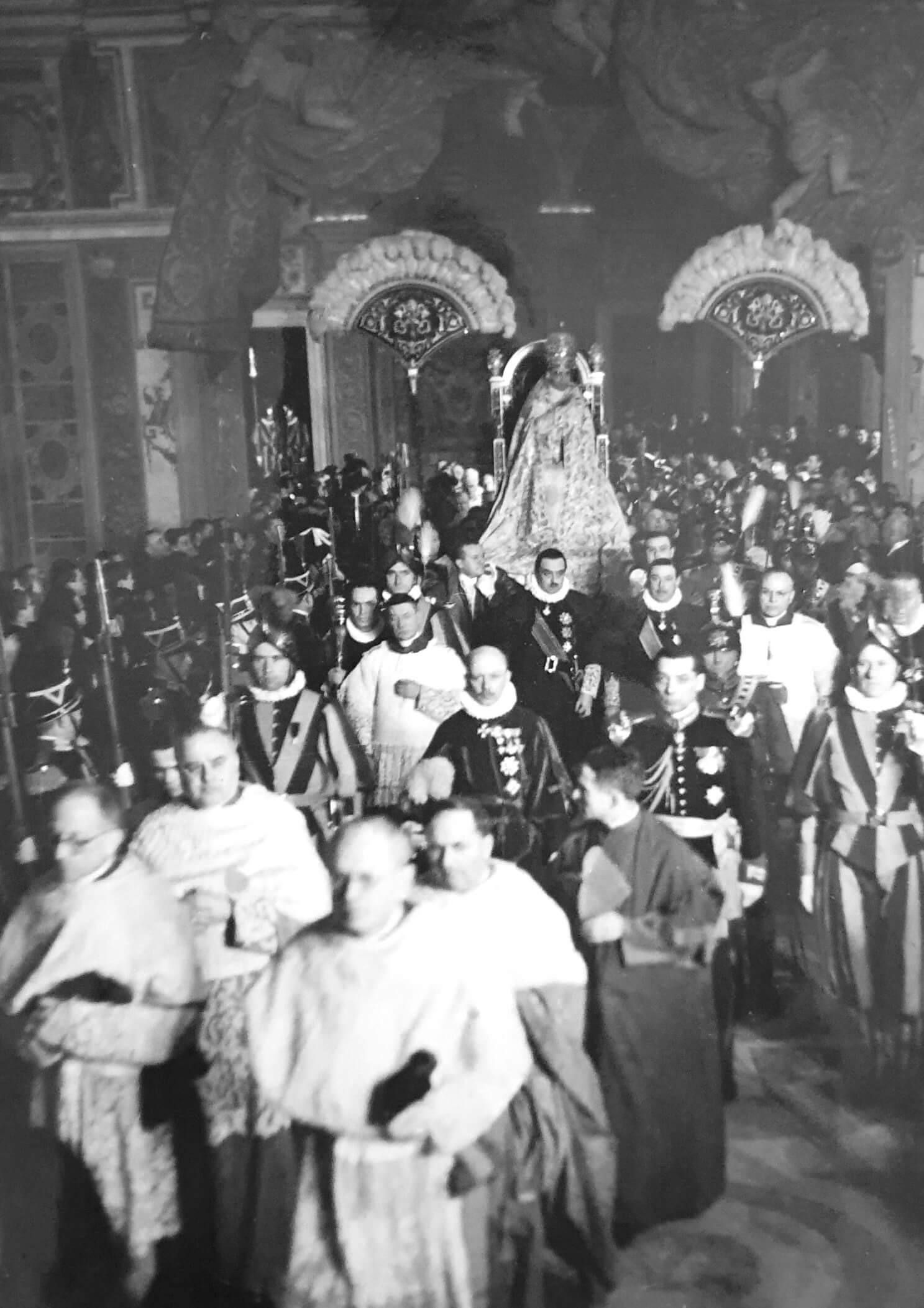 Il Corteo Papale a San Pietro con Papa Pio XII e il Marchese Giovambattista Sacchetti (Collezione A. Cotticelli)