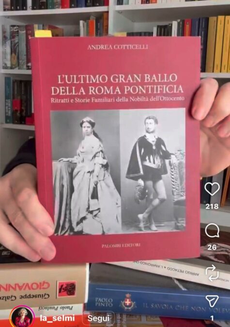 @la_selmi, 10 Gennaio 2025: La scrittrice Alessandra Selmi nel suo profilo social di Instagram mostra il libro di Andrea Cotticelli “L’ultimo gran ballo della Roma Pontificia” come fonte per il suo romanzo “La prima Regina”