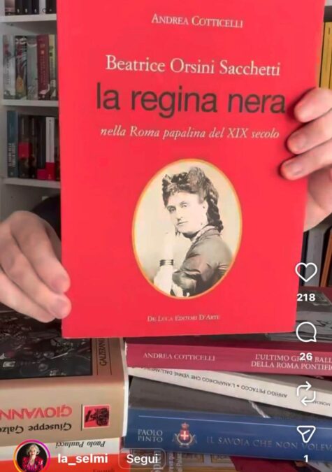@la_selmi, 10 Gennaio 2025: La scrittrice Alessandra Selmi nel suo profilo social di Instagram mostra il libro di Andrea Cotticelli “Beatrice Orsini Sacchetti la regina nera nella Roma papalina del XIX secolo” come fonte per il suo romanzo “La prima Regina”