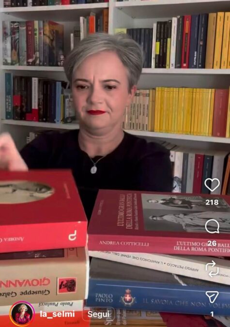 @la_selmi, 10 Gennaio 2025: La scrittrice Alessandra Selmi nel suo profilo social di Instagram mostra i due libri di Andrea Cotticelli sulla Nobiltà Romana tra le fonti per il suo romanzo “La prima Regina”