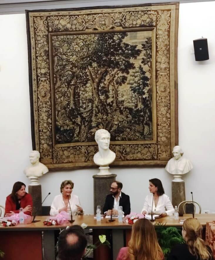Alla Presentazione del libro in Campidoglio sono intervenute insieme all’autore Andrea Cotticelli, la Marchesa Flaminia Marinaro Patrizi Naro Montoro, la Dottoressa Alessandra Sileoni Presidente della STAS e l’attrice Carolina Zaccarini