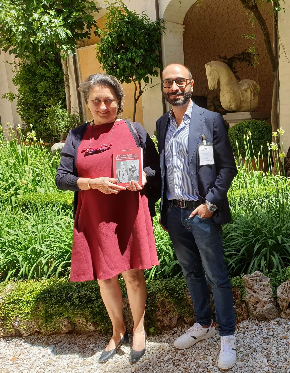 Il giornalista Andrea Cotticelli autore del libro “L’ultimo gran ballo della Roma Pontificia” e la Contessa Chiara Anguissola d’Altoè Presidente ADSI – Lazio a Palazzo Torlonia