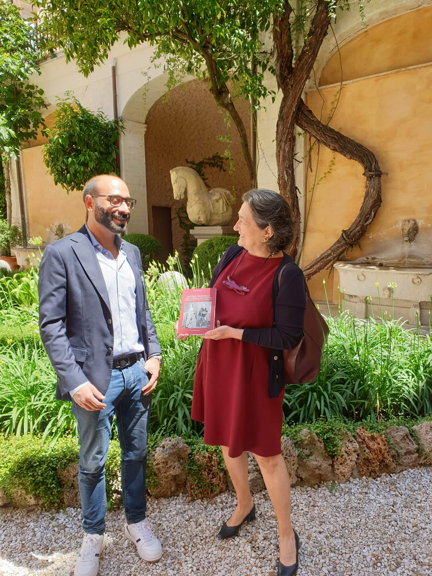 Il giornalista Andrea Cotticelli e la Contessa Chiara Anguissola d’Altoè Presidente dell’ADSI – Lazio sono stati felici di rispondere alle domande dei visitatori sul Libro e sulla Mostra