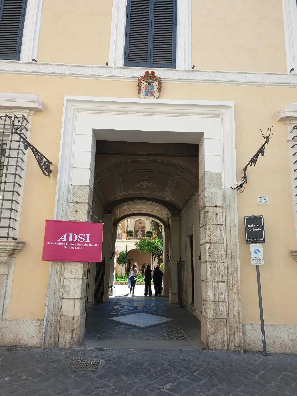 Il giardino di Palazzo Torlonia dove si è svolta la Presentazione del libro di Andrea Cotticelli nel corso dell’anno è celato da un austero portone e aperto in occasione della Giornata ADSI