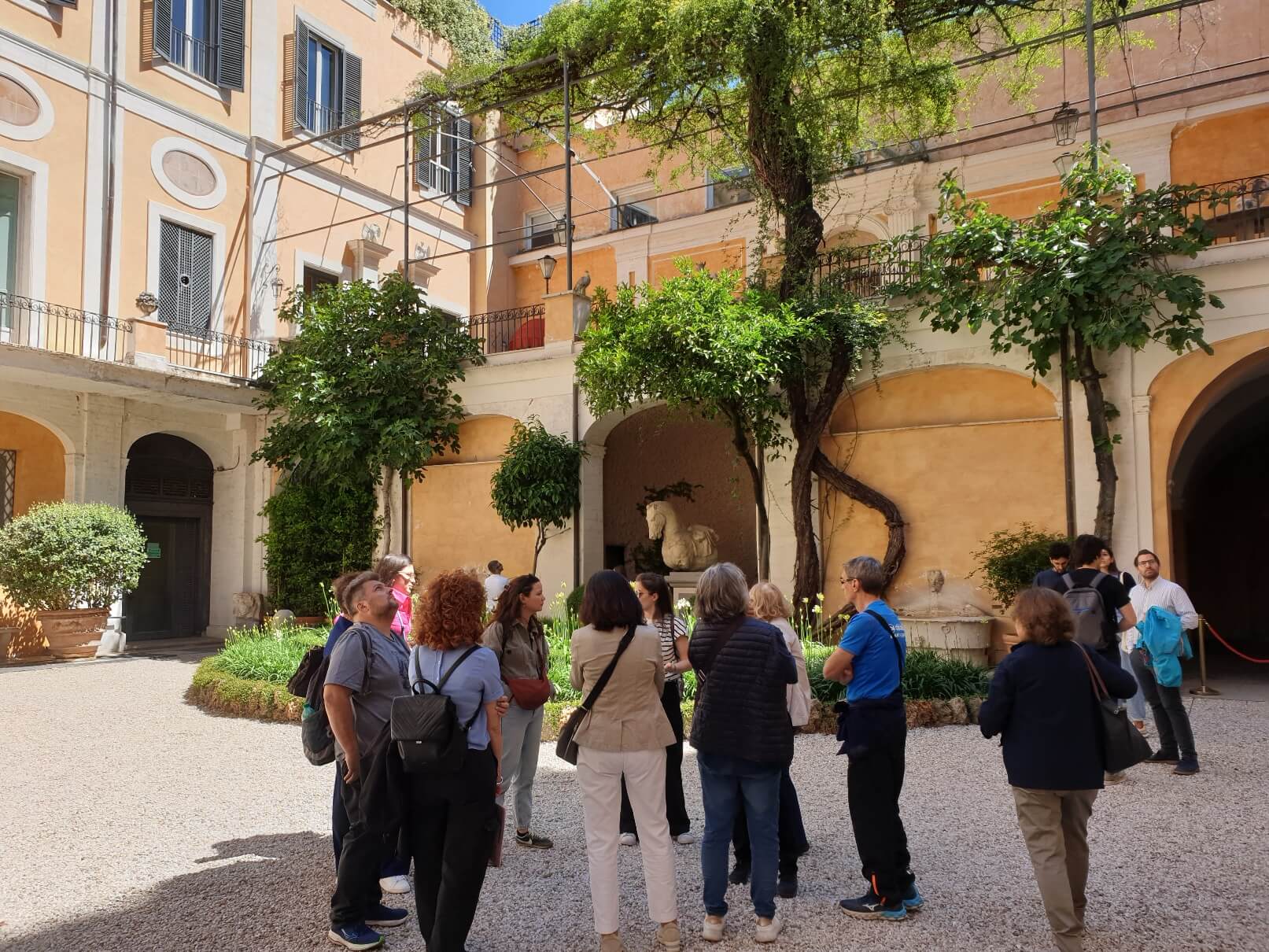Il giornalista Andrea Cotticelli ha narrato le storie dei protagonisti della Nobiltà Romana del XIX secolo al pubblico venuto a visitare il giardino neoclassico di Palazzo Torlonia