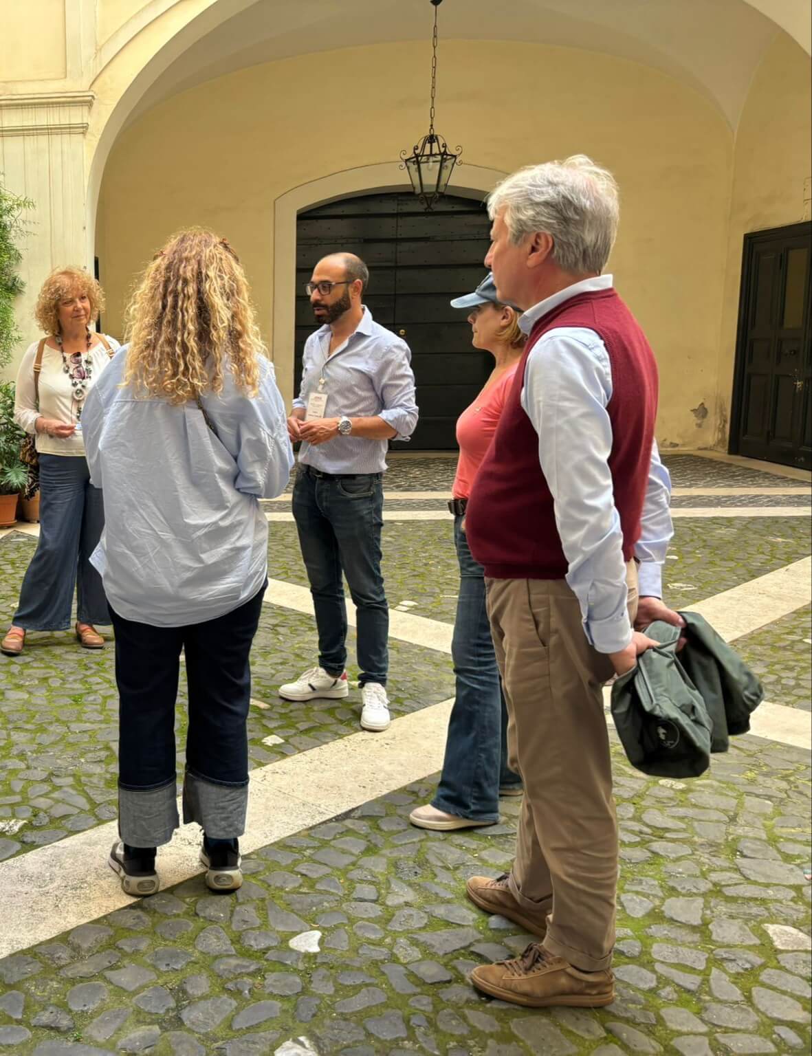 Il giornalista Andrea Cotticelli ha presentato il libro “L’ultimo gran ballo della Roma Pontificia” a Palazzo Montoro nell’edizione Cortili Aperti a Roma 2025 promossa da ADSI – Lazio