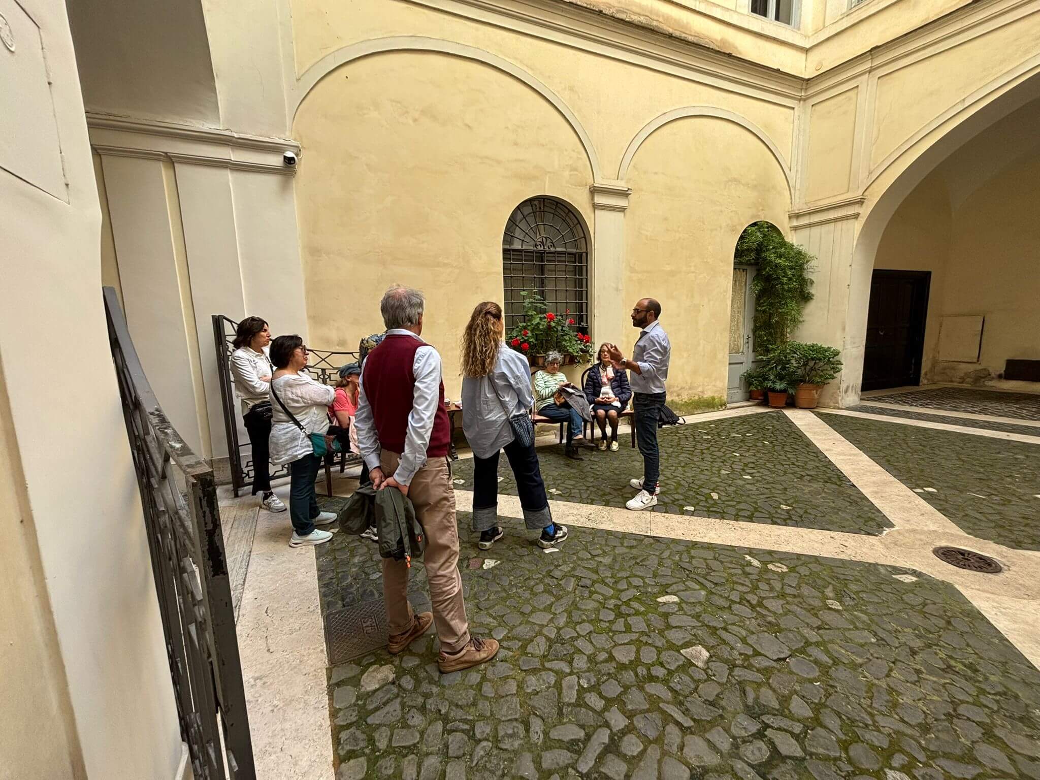 Il giornalista Andrea Cotticelli ha narrato le storie dei protagonisti della Nobiltà Romana del XIX secolo al pubblico venuto a visitare il cortile rinascimentale di Palazzo Montoro