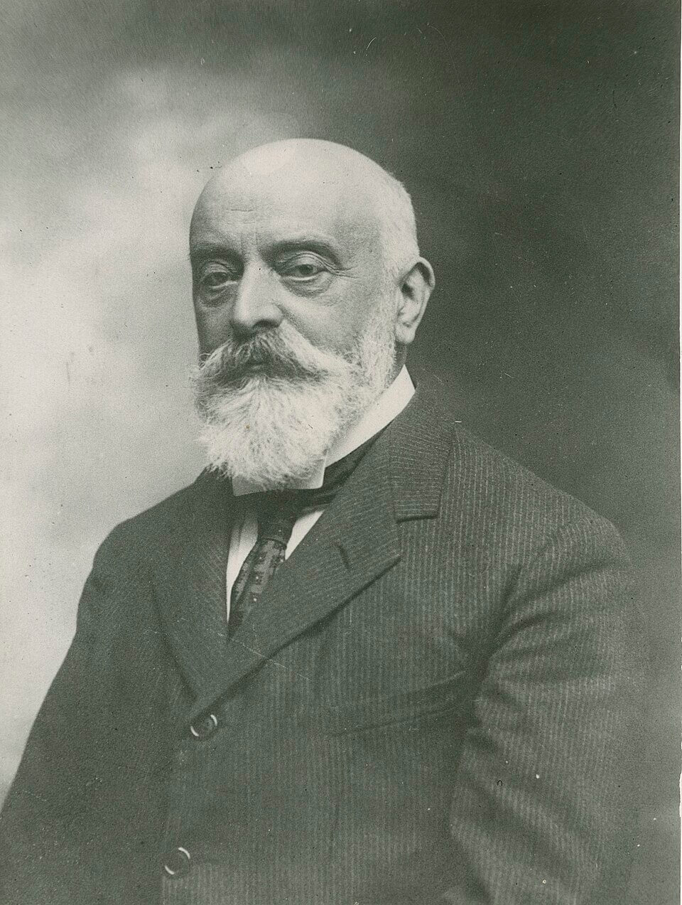 Il Conte Giuseppe Primoli (1851-1927) con testamento ha istituito sia la Fondazione Primoli con la sua Biblioteca che il Museo Napoleonico a Roma