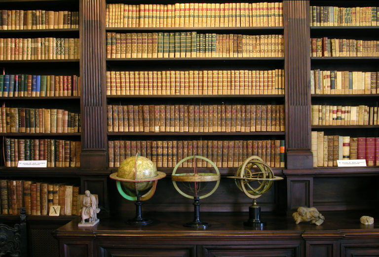 La Biblioteca della Fondazione Primoli vanta un patrimonio librario di oltre 217.000 volumi