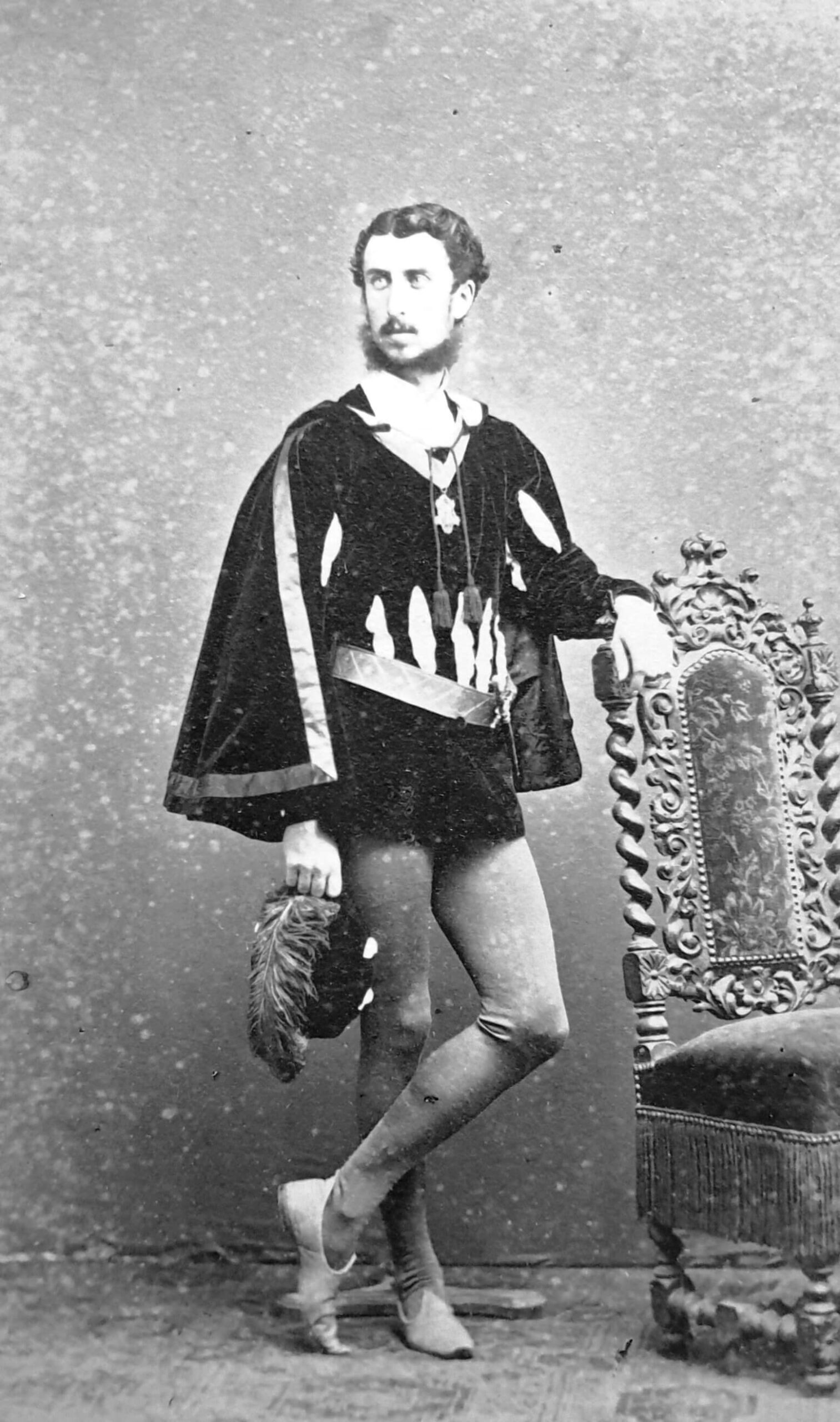 Il Principe Paolo Borghese (1845-1920), esponente della Nobiltà Nera di Roma, in costume da Paggio al Ballo Borghese del 1866 (Collezione di A. Cotticelli)