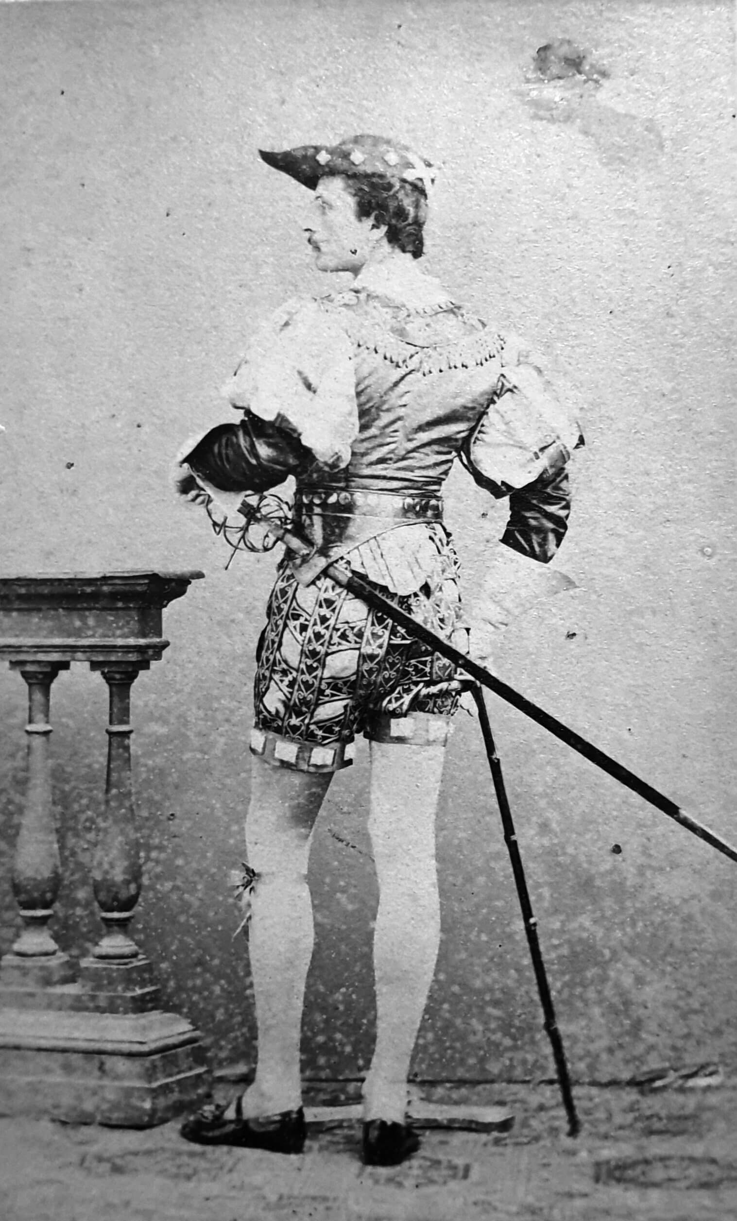 Il Conte Carlo Lovatelli (1843-1892), esponente della Nobiltà Bianca di Roma e cognato di Ersilia Caetani Lovatelli, in costume da Spadaccino al Ballo Borghese del 1866 (Collezione di A. Cotticelli)