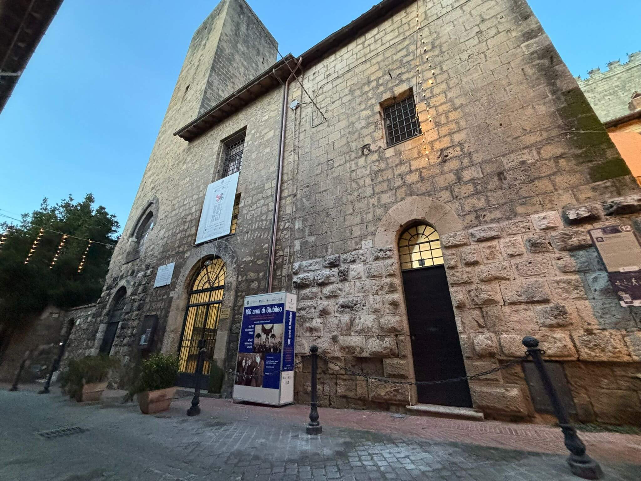 Il Palazzo dei Priori a Tarquinia sede della STAS ospita dal 21 Dicembre 2025 al 28 Febbraio 2026 la Mostra “100 anni di Giubileo” curata dal giornalista Andrea Cotticelli