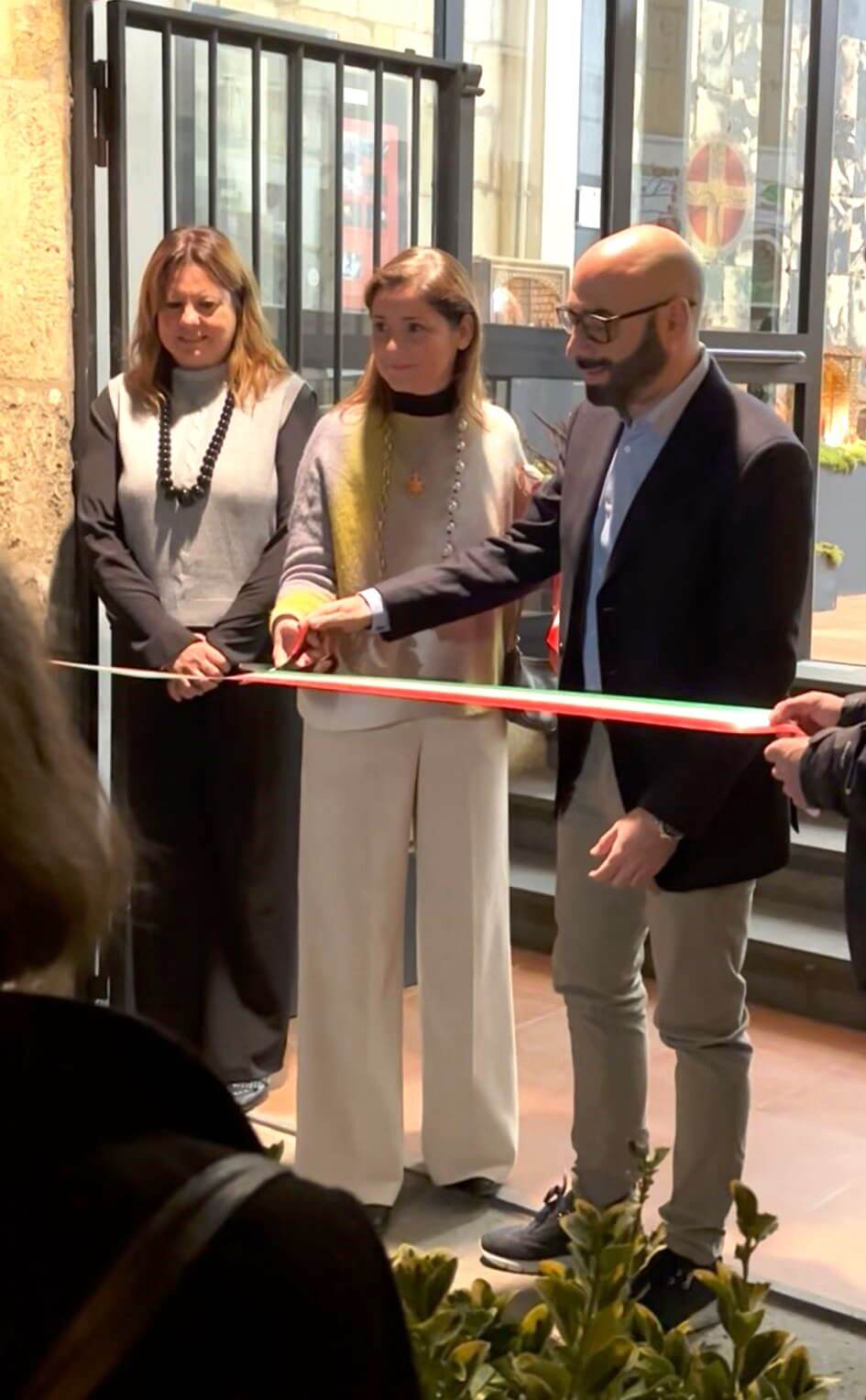 21 Dicembre 2025: Il giornalista Andrea Cotticelli, la Presidente della STAS Alessandra Sileoni e l’Assessore alla Cultura di Tarquinia Roberta Piroli inaugurano la Mostra “100 anni di Giubileo” al Palazzo dei Priori di Tarquinia