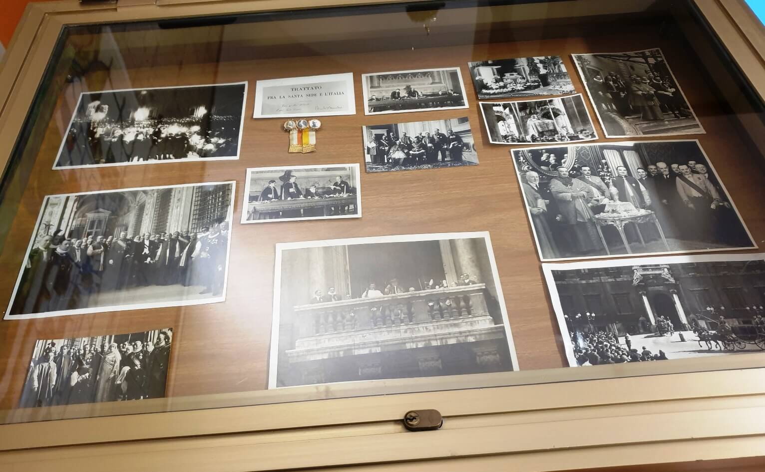Fotografie del Marchese Giovambattista Sacchetti durante il pontificato di Papa Pio XI esposte alla Mostra “100 anni di Giubileo” (collezione A. Cotticelli)