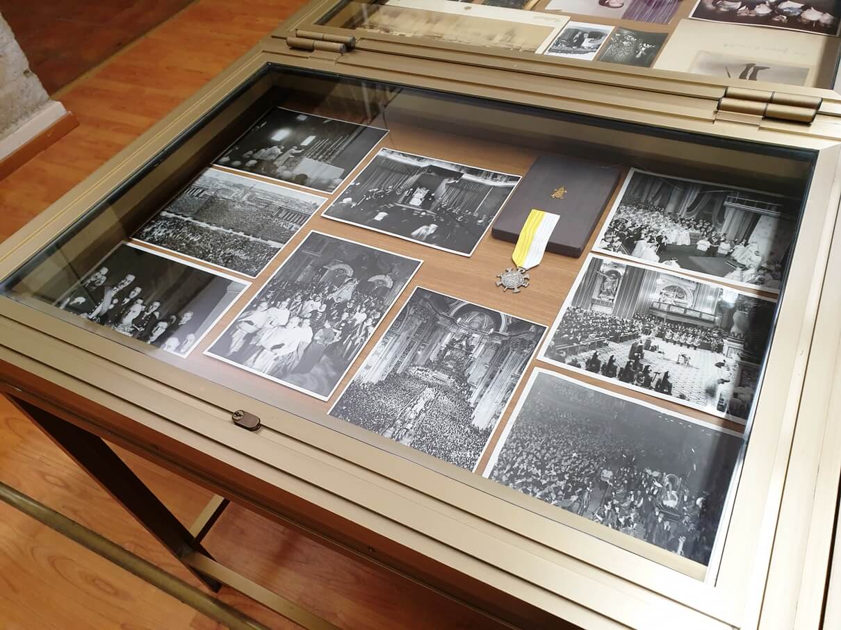 Fotografie dei Marchesi Giovambattista e Giulio Sacchetti durante il pontificato di Papa Pio XII esposte alla Mostra “100 anni di Giubileo” (collezione A. Cotticelli)