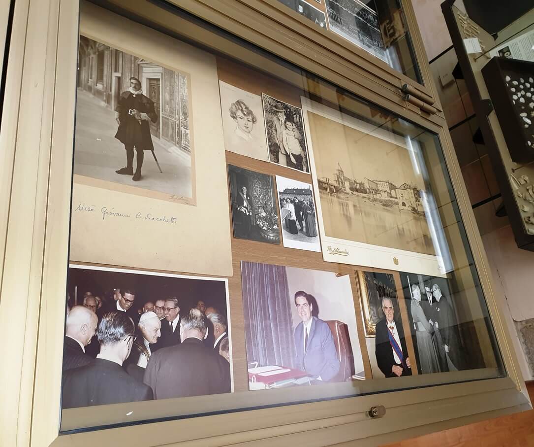 Fotografie del Marchese Giovambattista Sacchetti Foriere Maggiore dei Sacri Palazzi Apostolici e del Marchese Giulio Sacchetti Delegato Speciale della Pontificia Commissione per lo Stato della Città del Vaticano esposte alla Mostra “100 anni di Giubileo” (collezione A. Cotticelli)