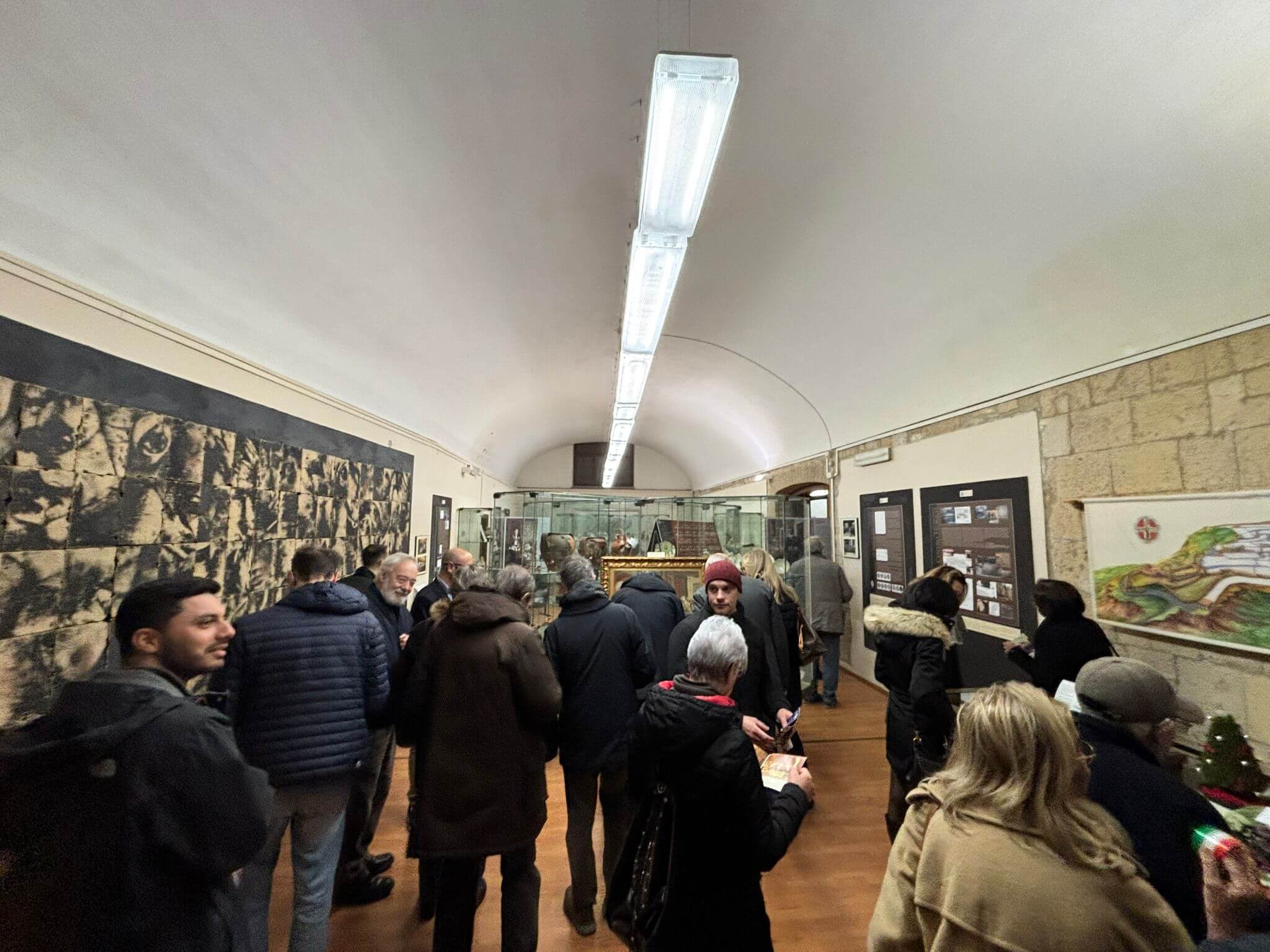 Grande successo di pubblico per l’inaugurazione della Mostra “100 anni di Giubileo” curata dal giornalista Andrea Cotticelli presso il Palazzo dei Priori a Tarquinia sede della STAS