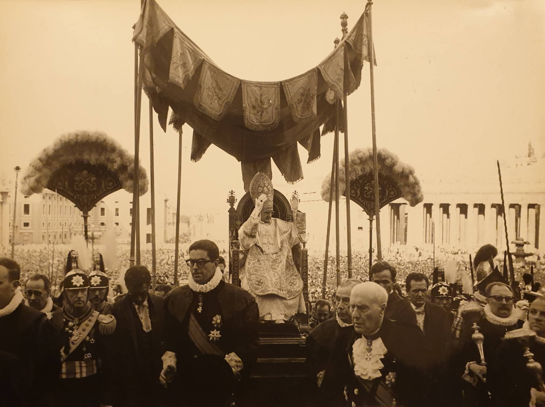 L’Incoronazione di Papa Paolo VI nel 1963 con il Marchese Giulio Sacchetti che guida il Corteo Papale in Piazza San Pietro (Collezione A. Cotticelli)