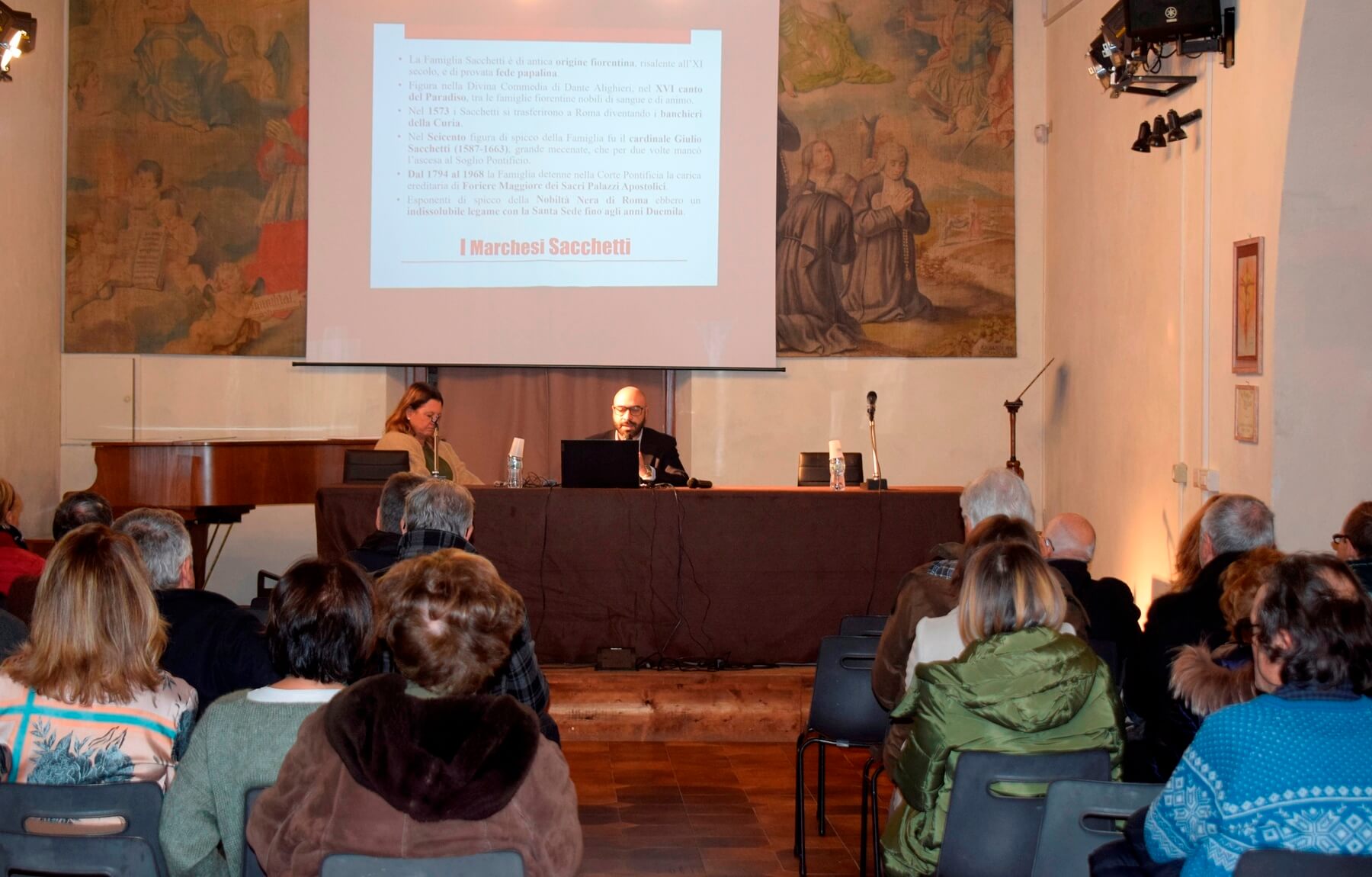 17 Gennaio 2026: Il giornalista e scrittore Andrea Cotticelli ha tenuto la Conferenza “I Sacchetti e i grandi Papi del Novecento” presso la Sala Sacchetti del Palazzo dei Priori a Tarquinia