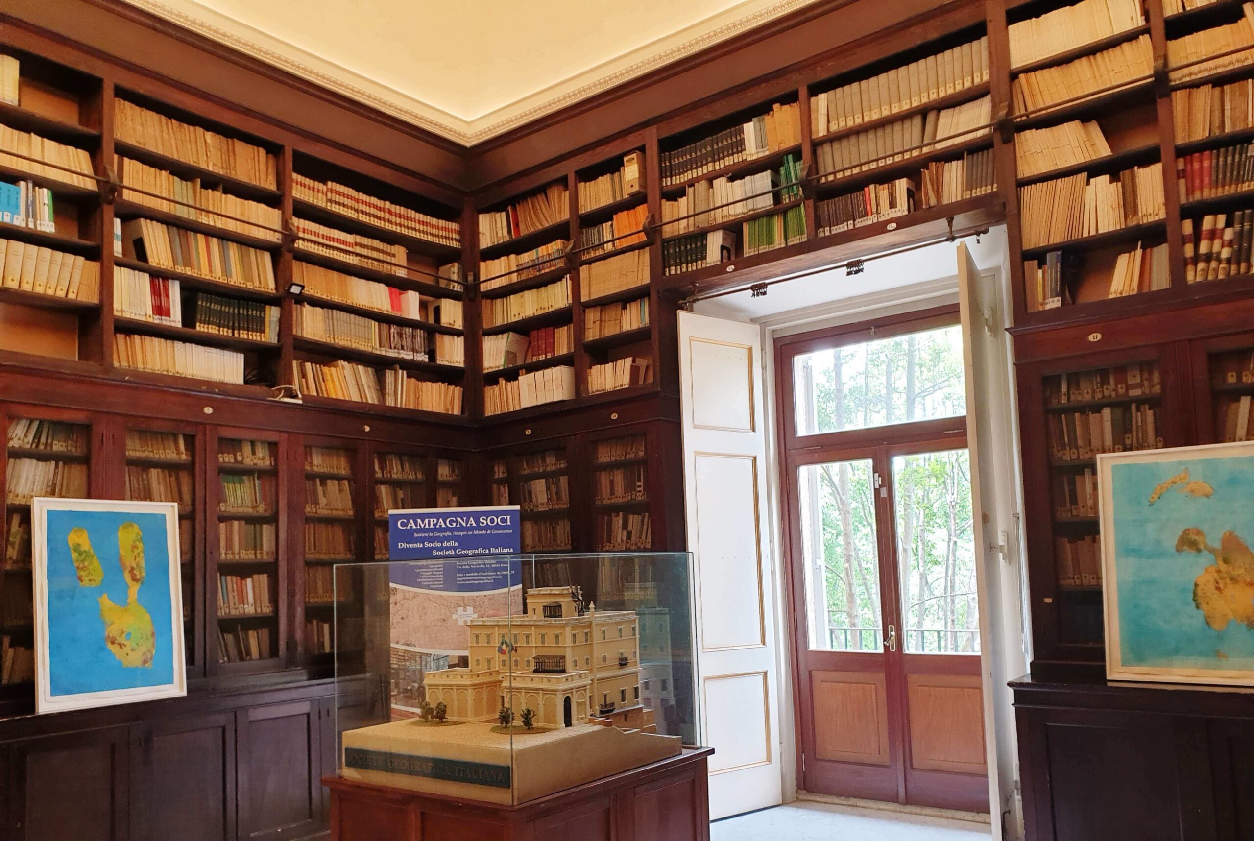 La Biblioteca della Società Geografica Italiana con oltre 400 mila volumi custodisce la raccolta documentaria specializzata in Geografia più importante d’Italia e tra le maggiori d’Europa